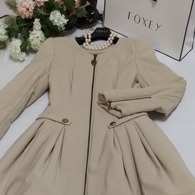 FOXEY(フォクシー)のFOXEY美品🍀NY🍀中綿コート38ベージュ レディースのジャケット/アウター(ロングコート)の商品写真