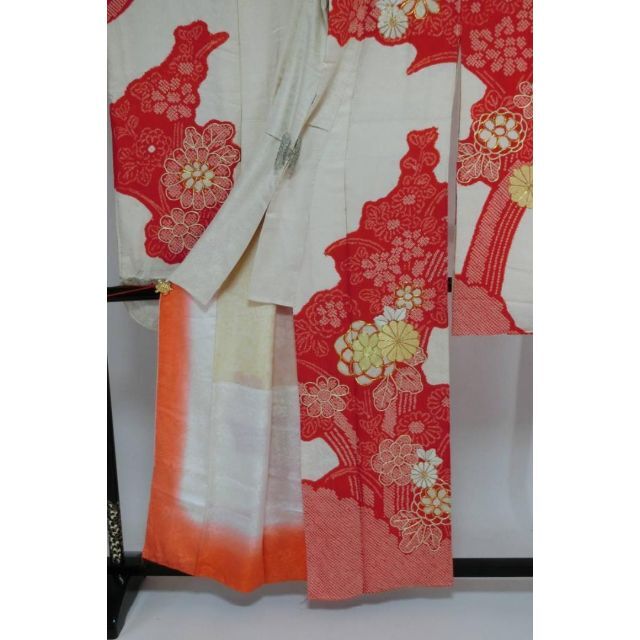 ＢＢアンティークお仕立て上がり正絹振袖　赤、白地に花柄　絞り　金糸刺繍 レディースの水着/浴衣(振袖)の商品写真