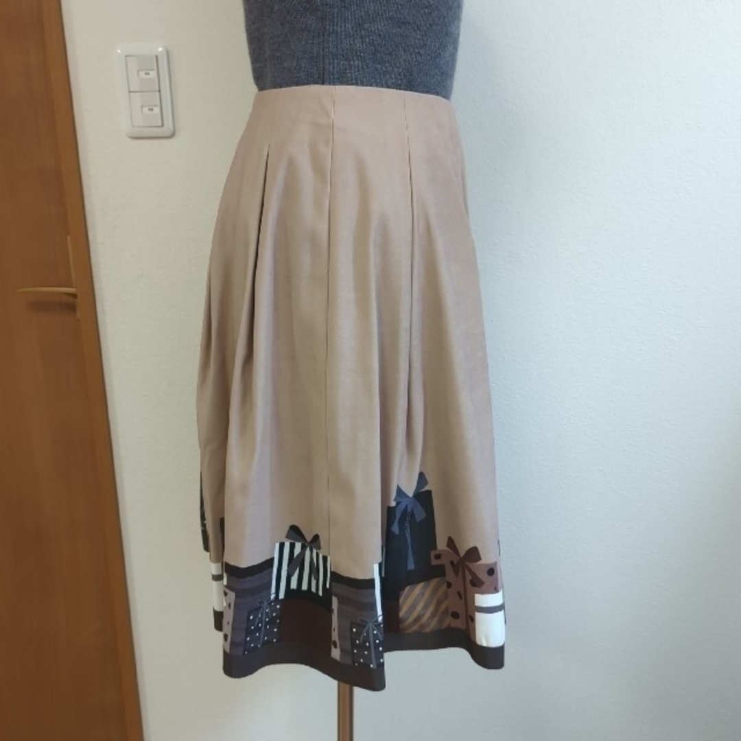 M'S GRACY (未使用品タグ付き)エムズグレイシー38 プレゼント柄のスカート
