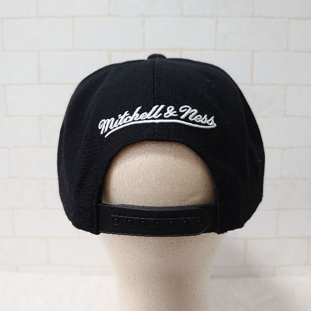 MITCHELL & NESS(ミッチェルアンドネス)の美品♪ミッチェルアンドネス NBA ニックス キャップ 立体刺繍 ウール混 白黒 メンズの帽子(キャップ)の商品写真