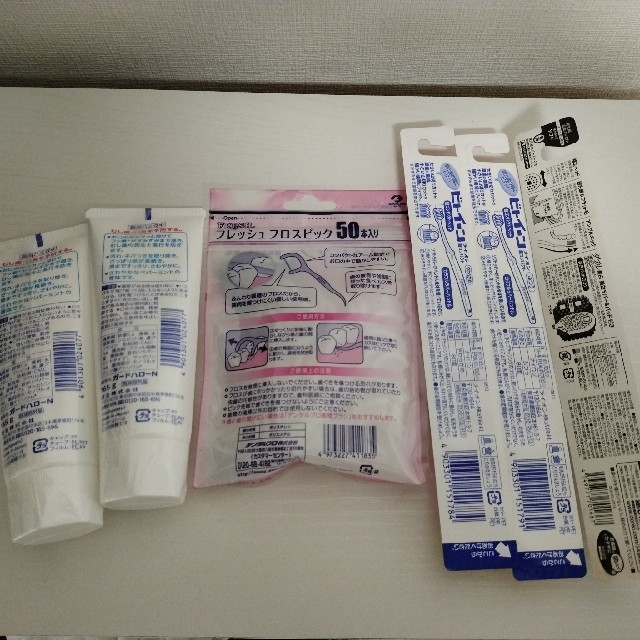歯磨き粉2本 フロスピック50本 歯ブラシ3本 セット キッズ/ベビー/マタニティの洗浄/衛生用品(歯ブラシ/歯みがき用品)の商品写真