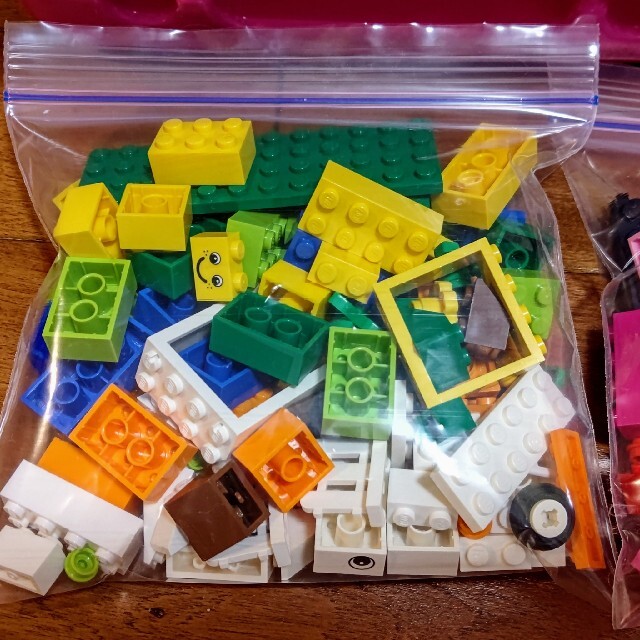 Lego(レゴ)の専用！レゴ★ジュニア 基本セット・ピンクのコンテナ 5585 美品 激レア エンタメ/ホビーのおもちゃ/ぬいぐるみ(その他)の商品写真