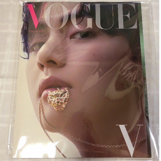 防弾少年団(BTS)(ボウダンショウネンダン)のVOGUE KOREA 10月号  V テヒョン テテ エンタメ/ホビーの雑誌(アート/エンタメ/ホビー)の商品写真