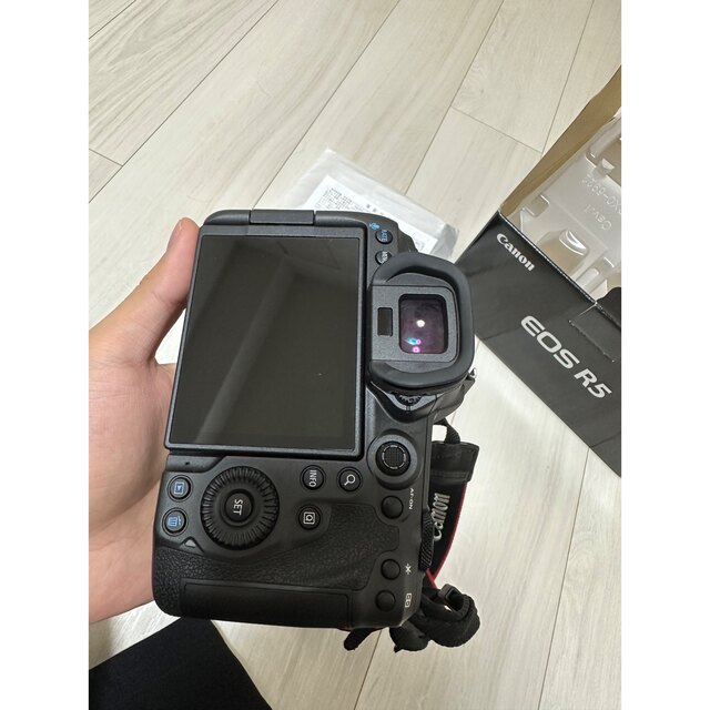 Canon(キヤノン)のCanno EOS R5 ミラーレス一眼カメラ　ボディー スマホ/家電/カメラのカメラ(ミラーレス一眼)の商品写真