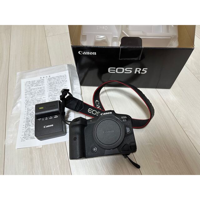 Canon(キヤノン)のCanno EOS R5 ミラーレス一眼カメラ　ボディー スマホ/家電/カメラのカメラ(ミラーレス一眼)の商品写真