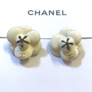 シャネル(CHANEL)の02P シャネル　カメリア  イヤリング  白(イヤリング)