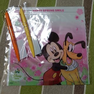 ディズニー(Disney)の【非売品】ディズニージッパーバック&プーさんボールペン(黒)(キャラクターグッズ)