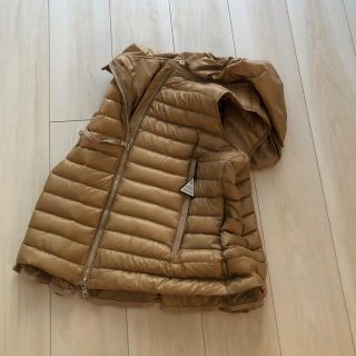 モンクレール(MONCLER)のMONCLER ダウンベスト 裾フリル ベージュ　ほぼ未使用(ダウンベスト)