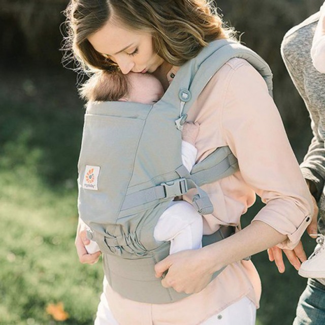 Ergobaby(エルゴベビー)のergobaby ADAPT エルゴベビー　アダプト キッズ/ベビー/マタニティの外出/移動用品(抱っこひも/おんぶひも)の商品写真