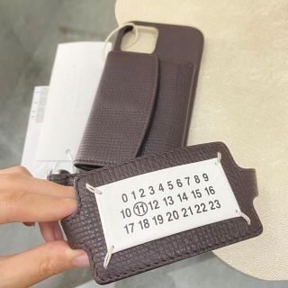 マルタンマルジェラ(Maison Martin Margiela)の残り１【新品】メゾン マルジェラ ユニセックス ストラップ付 iPhoneケース(iPhoneケース)