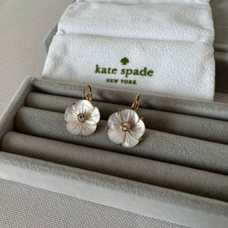 ケイトスペードニューヨーク(kate spade new york)の【美品】kate spade お花モチーフ　ピアス(イヤリング)