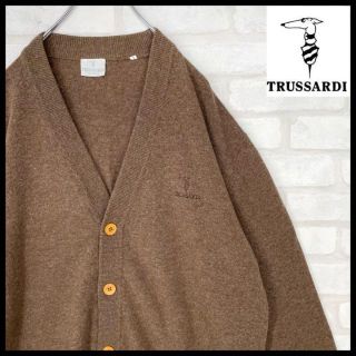 トラサルディ(Trussardi)の【人気カラー】トラサルディ アースカラー ワンポイント ロゴ刺繍 カーディガン(カーディガン)