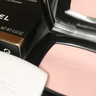 シャネル(CHANEL)のCHANEL限定未使用プードゥルユニヴェルセルコンパクト507ローズブロッサム(フェイスカラー)