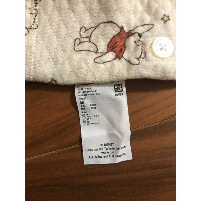 UNIQLO(ユニクロ)の【早い者勝ち】ユニクロ　キルト生地　プーさん　長袖パジャマ　80cm  キッズ/ベビー/マタニティのベビー服(~85cm)(パジャマ)の商品写真