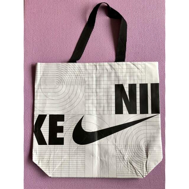 NIKE(ナイキ)の【新品】NIKE ショッピングバッグMサイズ　韓国限定 レディースのバッグ(エコバッグ)の商品写真