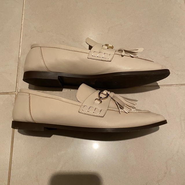 ZARA(ザラ)のZARA FLAT LOAFERS WITH TASSELS エクリュ  レディースの靴/シューズ(ハイヒール/パンプス)の商品写真