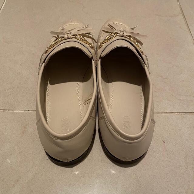 ZARA(ザラ)のZARA FLAT LOAFERS WITH TASSELS エクリュ  レディースの靴/シューズ(ハイヒール/パンプス)の商品写真