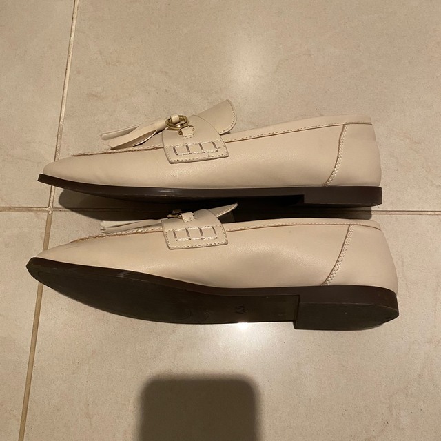 ZARA(ザラ)のZARA FLAT LOAFERS WITH TASSELS エクリュ  レディースの靴/シューズ(ハイヒール/パンプス)の商品写真