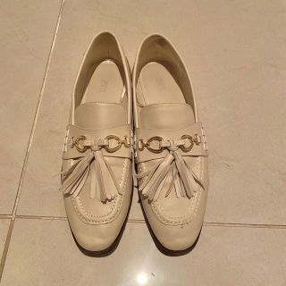 ザラ(ZARA)のZARA FLAT LOAFERS WITH TASSELS エクリュ (ハイヒール/パンプス)