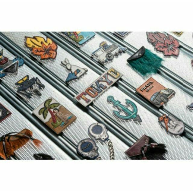 希少 限定品 PRADA ベルクロワッペン サフィアーノ ハイビスカス レッド