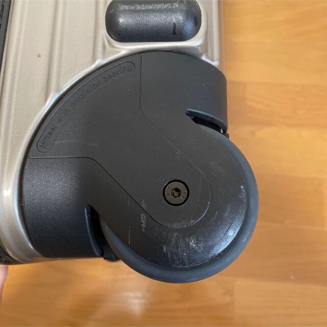 RIMOWA - 【レア】RIMOWA SALSA 2輪 キャリー 33L シャンパン RIMOWA - 【レア】RIMOWA SALSA 2輪 キャリー 33L シャンパン