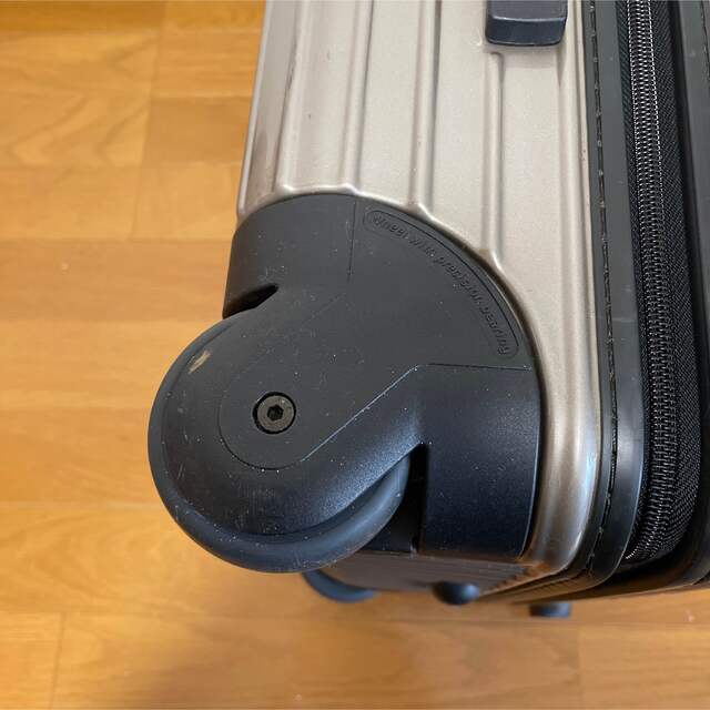 RIMOWA - 【レア】RIMOWA SALSA 2輪 キャリー 33L シャンパン RIMOWA - 【レア】RIMOWA SALSA 2輪 キャリー 33L シャンパン