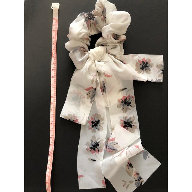 リボン付きシュシュ レディースのヘアアクセサリー(ヘアゴム/シュシュ)の商品写真