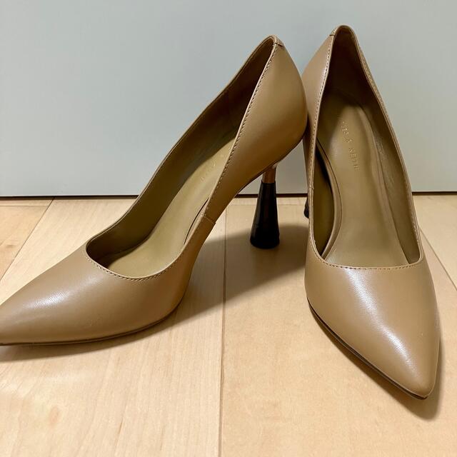 Charles and Keith(チャールズアンドキース)のスカルプチャール ヒールパンプス （Beige） レディースの靴/シューズ(ハイヒール/パンプス)の商品写真