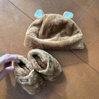 アグ(UGG)のUGG  アグ　出産祝い　帽子と靴(帽子)