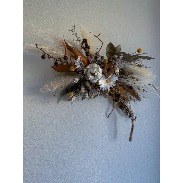 ドライフラワーピオニーのお花にホワイトとブラウンの花材のウォールオブジェ