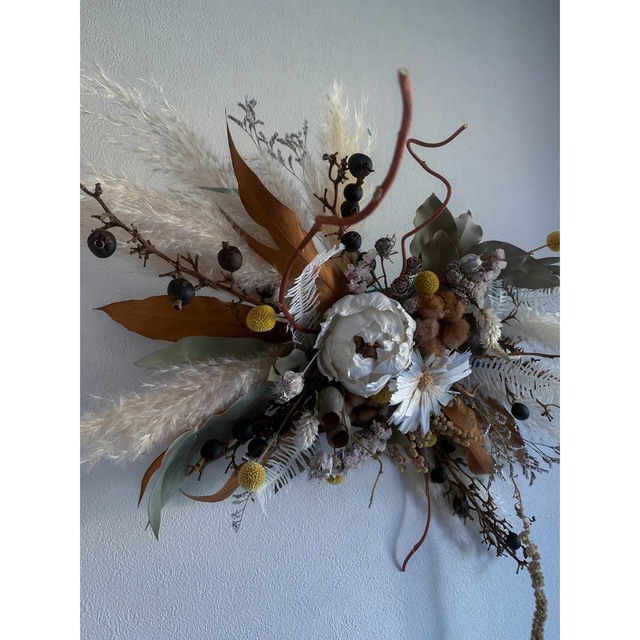 ピオニーのお花にホワイトとブラウンの花材のウォールオブジェ ハンドメイドのフラワー/ガーデン(ドライフラワー)の商品写真