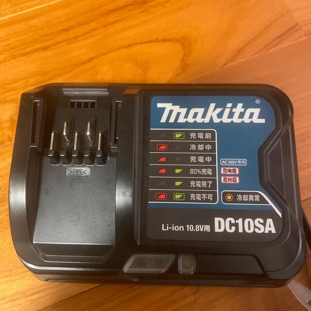Makita(マキタ)のマキタ充電器 Li-ion 10.8v用 DC10SA 掃除機 スマホ/家電/カメラのスマートフォン/携帯電話(バッテリー/充電器)の商品写真