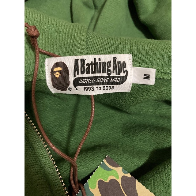 A BATHING APE(アベイシングエイプ)の新品　シャークパーカー　Mサイズ メンズのトップス(パーカー)の商品写真