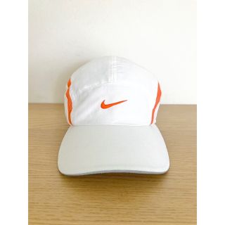 ナイキ(NIKE)の【美品】ナイキ『テイルウインドキャップ』ホワイト＆オレンジ／ランニング／テニス(ウェア)