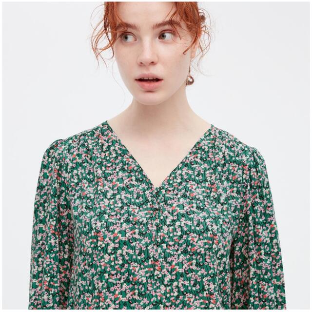 UNIQLO - 新品 ユニクロ 花柄 フラワー柄プリントVネック UNIQLO - 新品 ユニクロ 花柄 フラワー柄プリントVネック