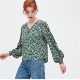 ユニクロ(UNIQLO)の新品 ユニクロ 花柄 フラワー柄プリントＶネックブラウス グリーン 緑 3XL(シャツ/ブラウス(長袖/七分))