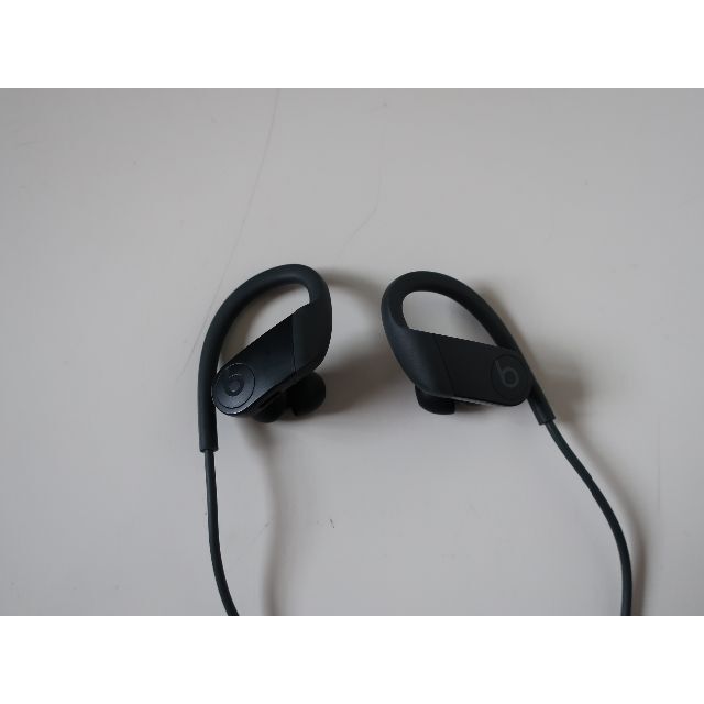 ☆人気 美品 beats Powerbeats 高音質ワイヤレスイヤホン 黒 商品の