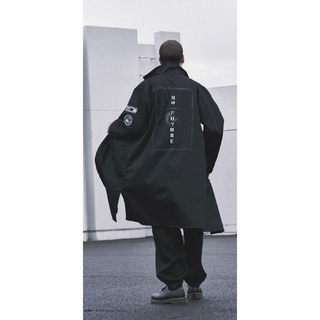 ヨウジヤマモト(Yohji Yamamoto)の新品新古S’YTEヨウジヤマモト背面左袖ブランドプリント加工ブラックコートヨージ(ステンカラーコート)