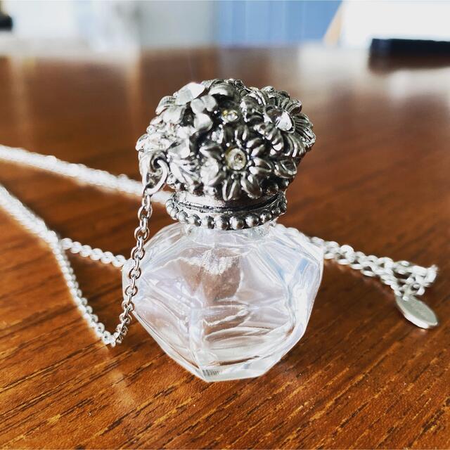 JILLSTUART(ジルスチュアート)のJILL STUART パフュームボトル　ネックレス　香水瓶 レディースのアクセサリー(ネックレス)の商品写真