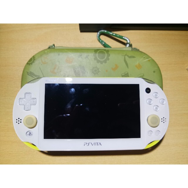 PlayStation Vita(プレイステーションヴィータ)のPSvita PCH-2000 本体［ライムグリーン］ エンタメ/ホビーのゲームソフト/ゲーム機本体(携帯用ゲーム機本体)の商品写真
