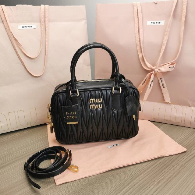 miumiu ハンドバッグ - ハンドバッグ miumiu ハンドバッグ - ハンドバッグ