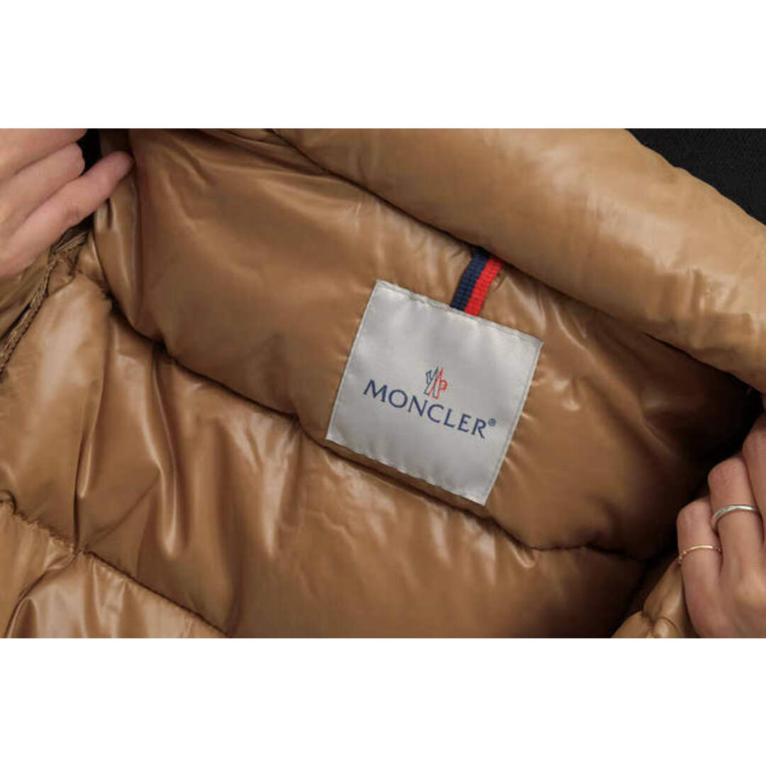 MONCLER(モンクレール)のモンクレール／MONCLER ダウンジャケット JKT アウター レディース 女性 女性用ナイロン ベージュ  CLAIRE クレア ビックワッペン レディースのジャケット/アウター(ロングコート)の商品写真