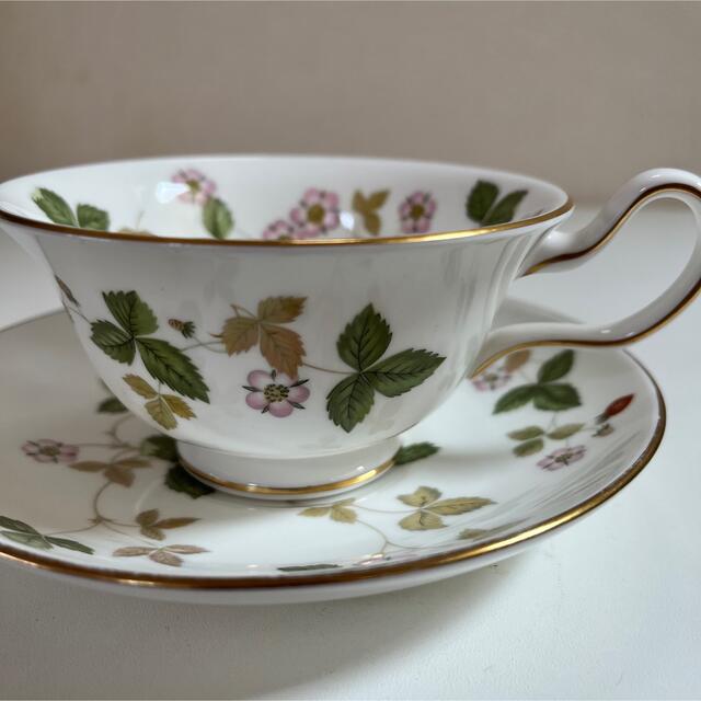 WEDGWOOD(ウェッジウッド)のウェッジウッド ワイルドストロベリー カップ&ソーサー2客、プレート2枚セット インテリア/住まい/日用品のキッチン/食器(食器)の商品写真