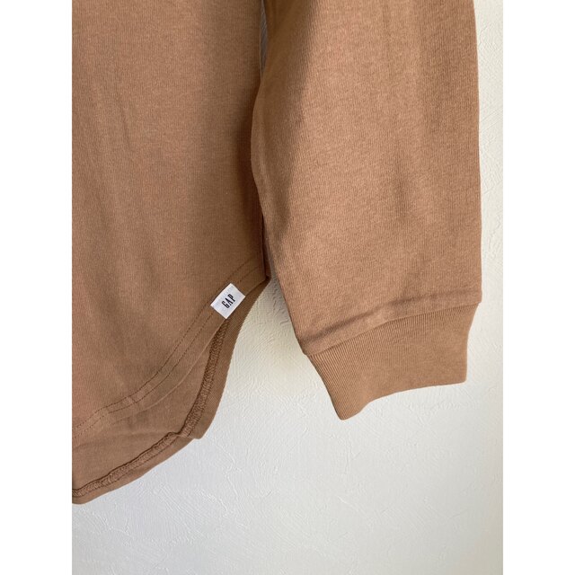 GAP(ギャップ)のベージュのシンプルなカットソー キッズ/ベビー/マタニティのキッズ服女の子用(90cm~)(Tシャツ/カットソー)の商品写真