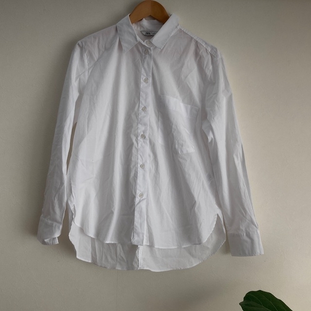 ZARA(ザラ)のLサイズZARAザラ白ワイシャツバック切り替え レディースのトップス(シャツ/ブラウス(長袖/七分))の商品写真