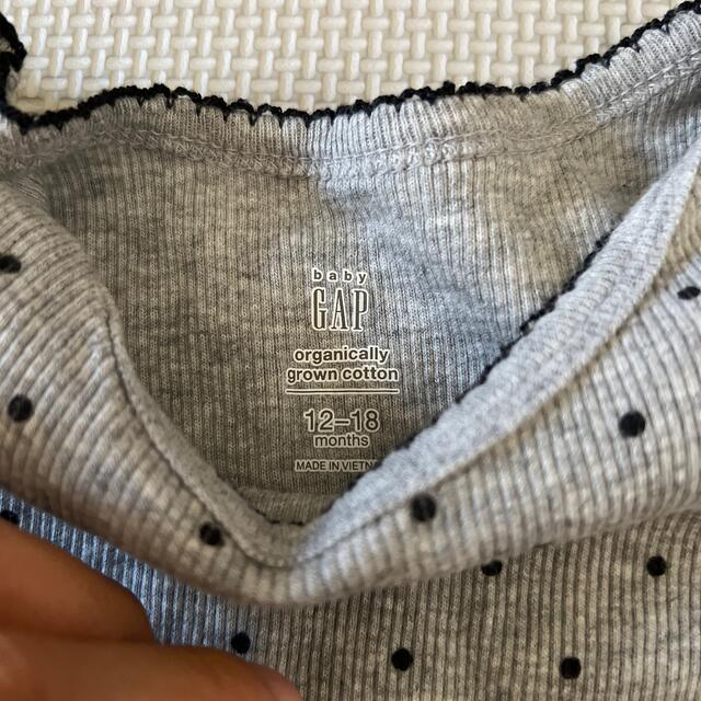 babyGAP(ベビーギャップ)のgap ロンパース ドット グレー子供服 キッズ/ベビー/マタニティのベビー服(~85cm)(ロンパース)の商品写真