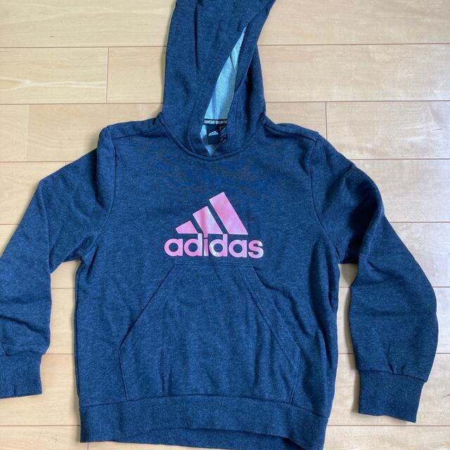 adidas(アディダス)のadidasパーカー　140㎝ キッズ/ベビー/マタニティのキッズ服男の子用(90cm~)(ジャケット/上着)の商品写真