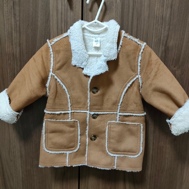 babyGAP(ベビーギャップ)のbabygap おしゃれ ムートンコート／９０センチ キッズ/ベビー/マタニティのキッズ服男の子用(90cm~)(コート)の商品写真