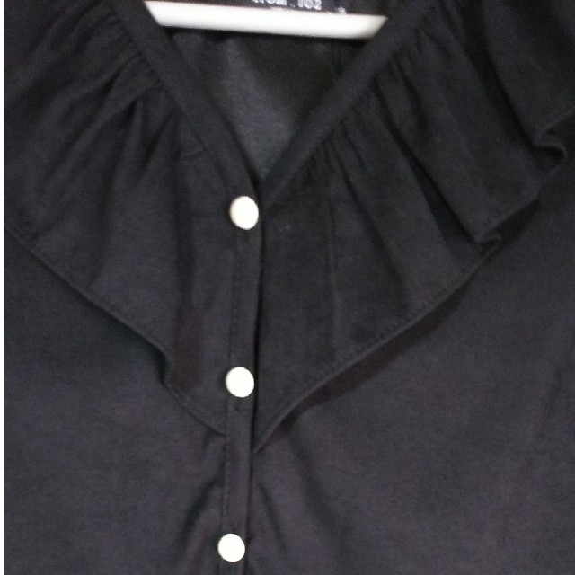 パールボタン フリル スウェード調ブラウス レディースのトップス(シャツ/ブラウス(長袖/七分))の商品写真