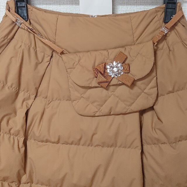 M'S GRACY(エムズグレイシー)のM'S GRACY キャメル ポシェットつき ダウンスカート レディースのスカート(ひざ丈スカート)の商品写真